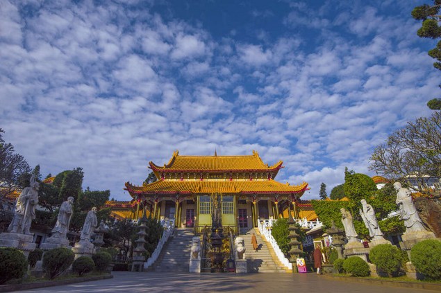 ��Ժ��ǽΪ�δ���ɻ�ɫ